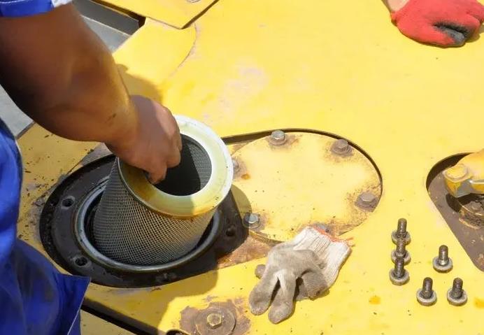 莱芜市——陕西客户更换液压油滤芯